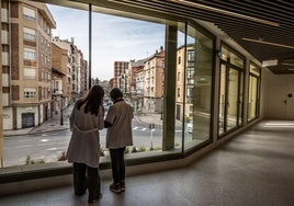 Profesionales sanitarios junto a las cristaleras del nuevo centro de salud La Villanueva, en Logroño
