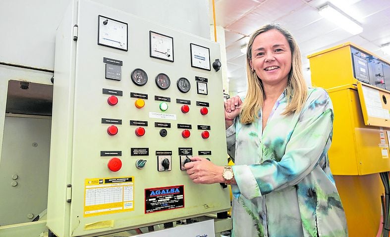 Jiménez Lacarra, junto a un panel de control eléctrico.