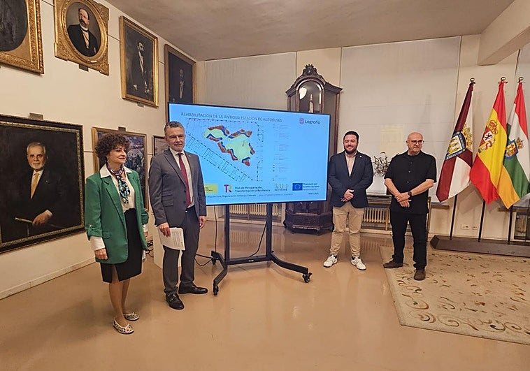 El alcalde y los ediles Sanz y López Araquistáin, con una imagen del proyecto.