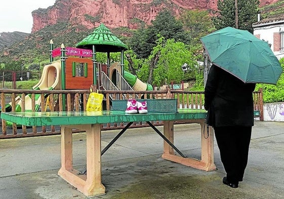 Tamara observa un parque de juegos en Herce.