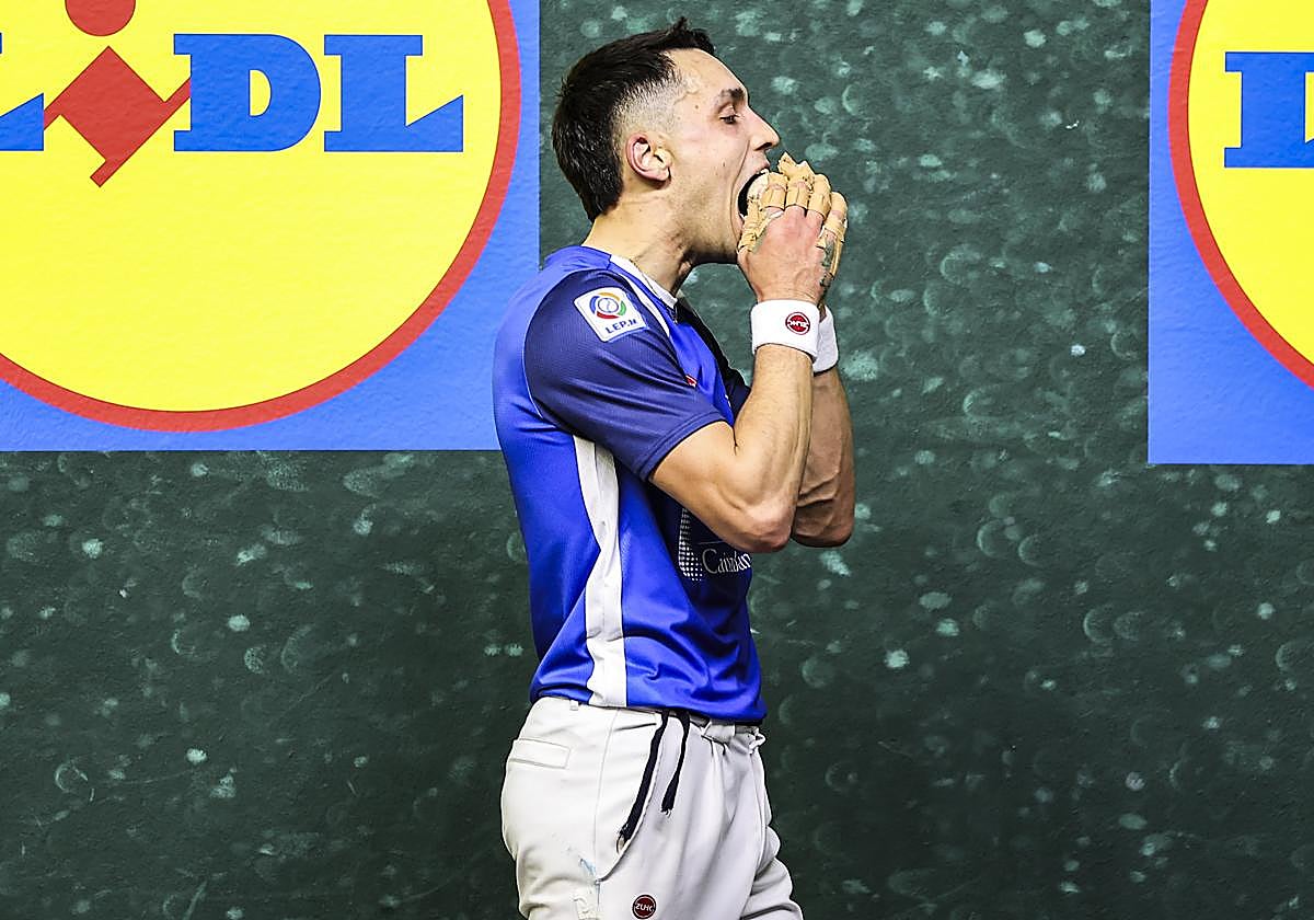 Javier Zabala se lamenta tras perder un tanto en el partido ante Darío de la primera jornada.