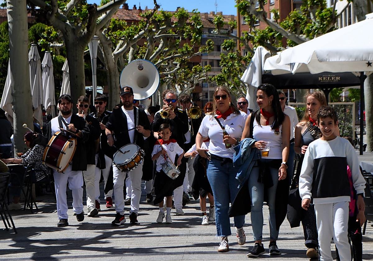 La peña Calagurritana, con su charanga, en el Mercadal camino del kiosco.