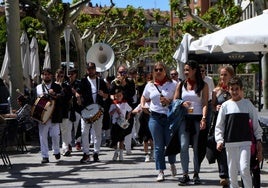 La peña Calagurritana, con su charanga, en el Mercadal camino del kiosco.