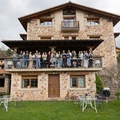 El grupo de amigos de Enrique con sus hijos, procedentes de varios puntos de España, en la casa El Olmo, en El Rasillo.