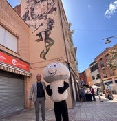 El alcalde, Alfonso Pousada, la mascota Fungi y el nuevo mural.