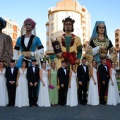 Reyes de las fiestas, damas y caballeros y la edil de Festejos.