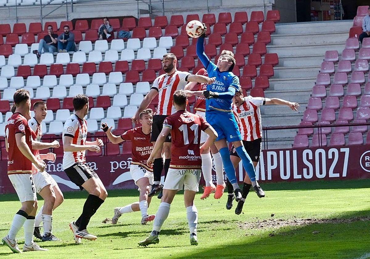 Jon despeja el balón en pugna con Lupu