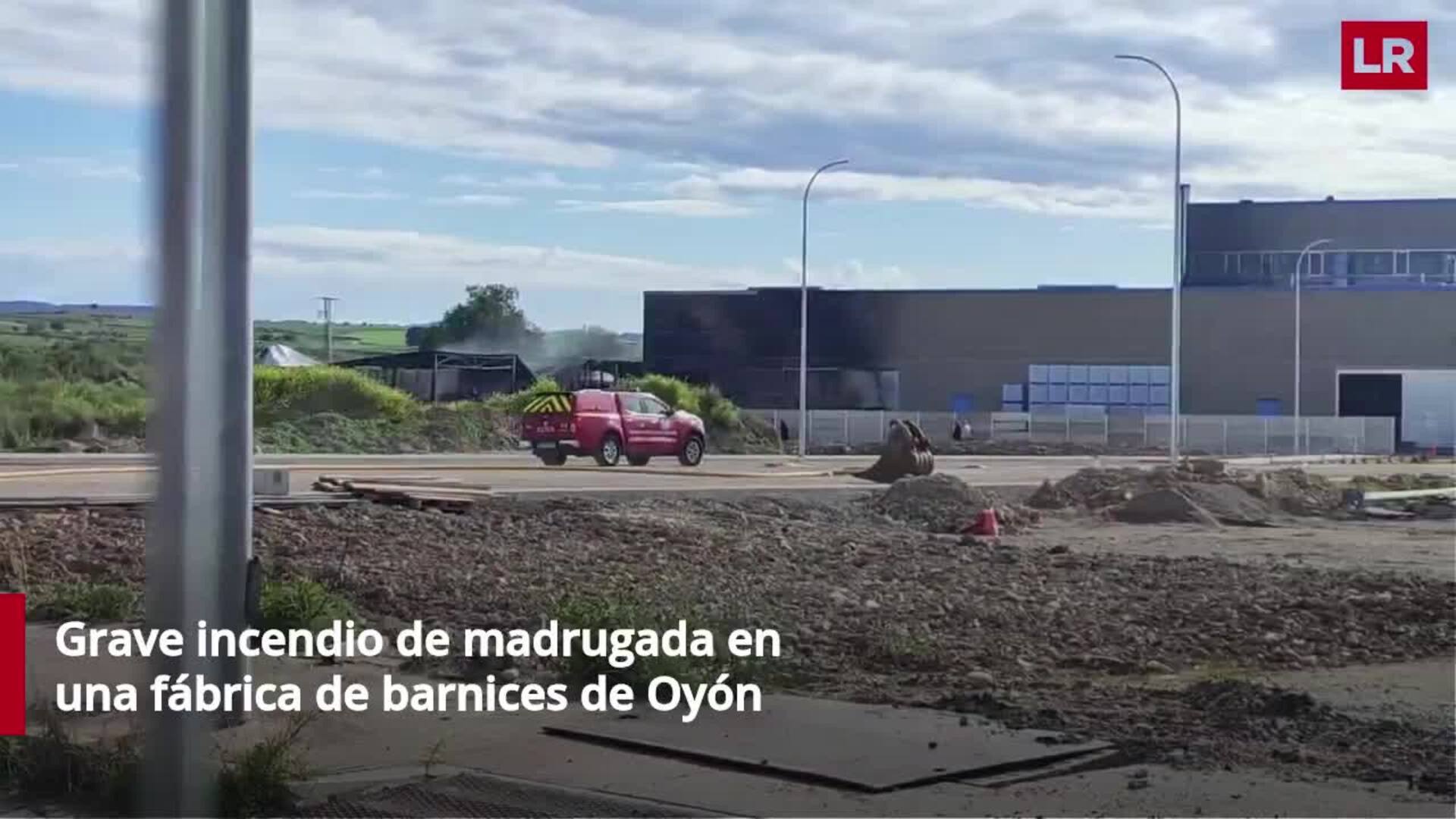 Grave incendio de madrugada en una fábrica de resinas en Oyón