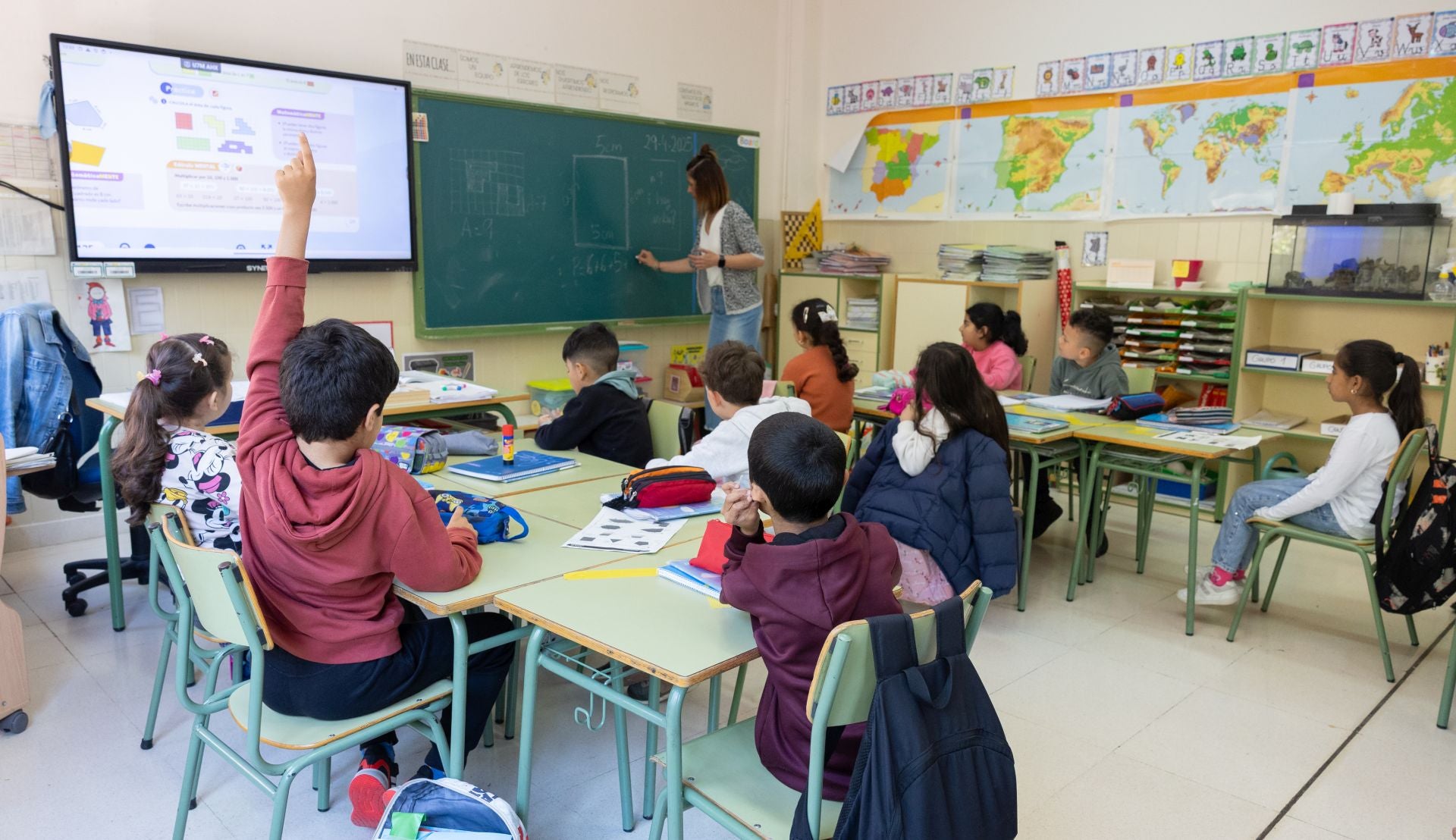 Los colegios de La Rioja, tras declarar el nivel 3 de emergencia tras el apagón, se mantuvieron abiertos pero sin actividad lectiva. En la imagen, alumnos de Primaria del colegio Vélez de Guevara