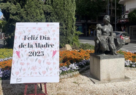 Cartel del Día de la Madre junto al Monumento a la Madre, en Logroño.