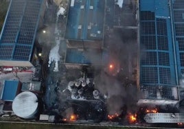 Extinguido el grave incendio declarado de madrugada en una fábrica de barnices de Oyón
