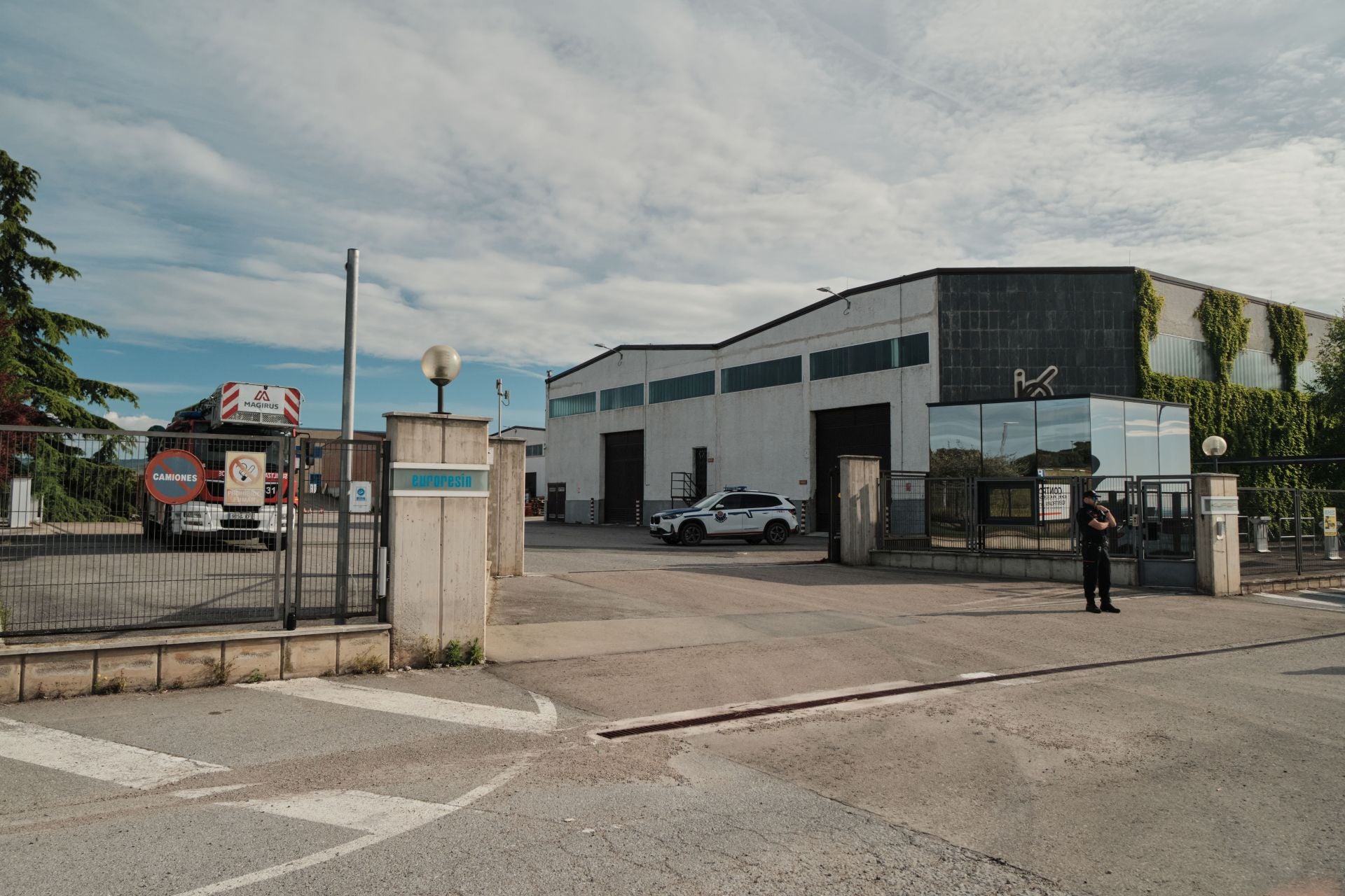 Incendio de madrugada en una fábrica de resinas de Oyón