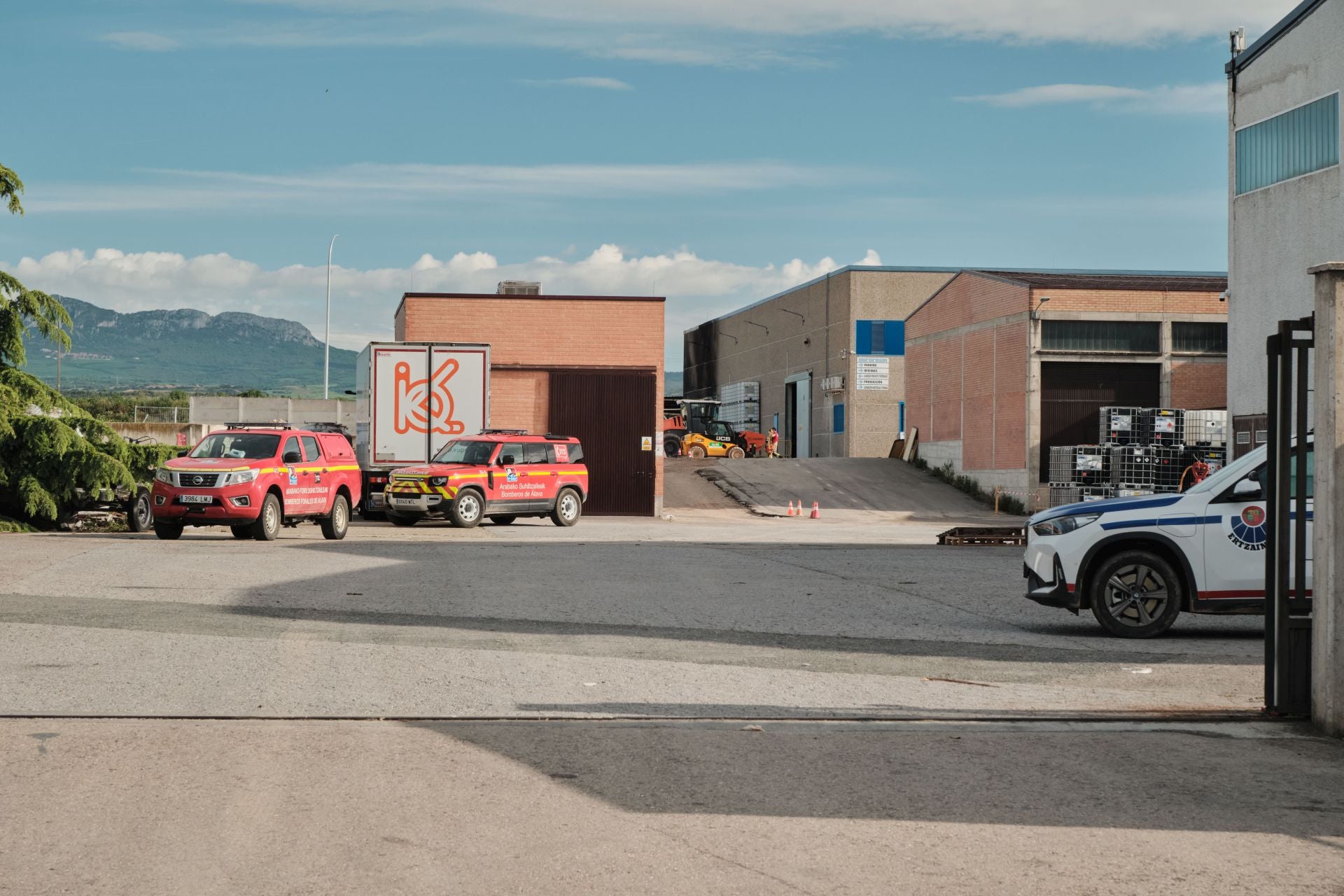 Incendio de madrugada en una fábrica de resinas de Oyón