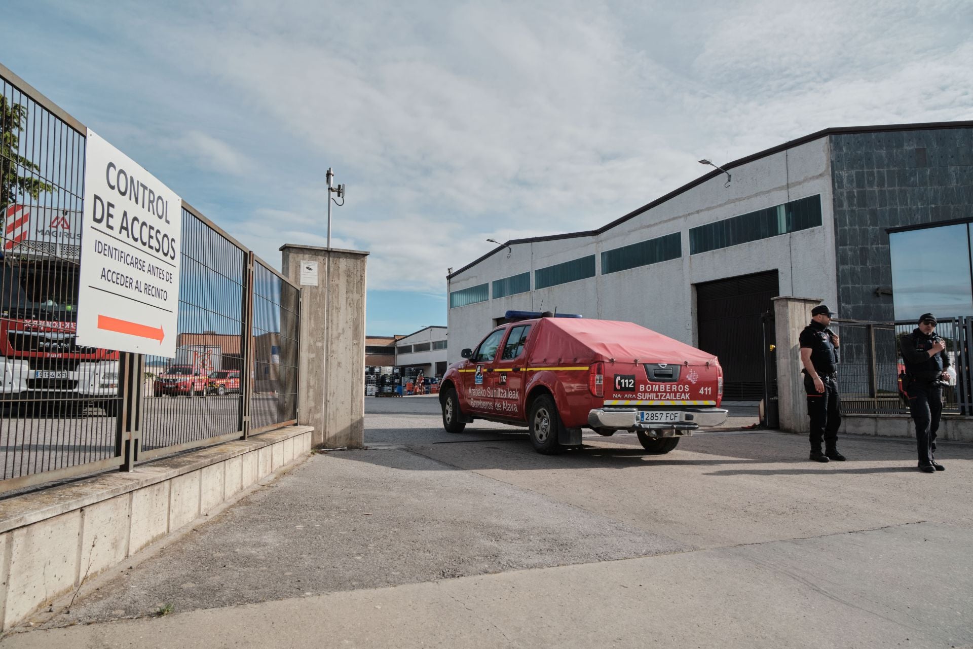 Incendio de madrugada en una fábrica de resinas de Oyón