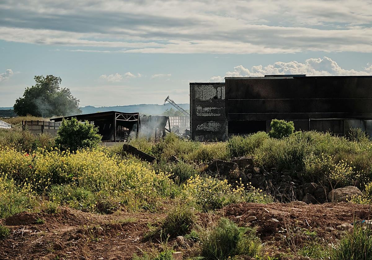 Incendio de madrugada en una fábrica de resinas de Oyón