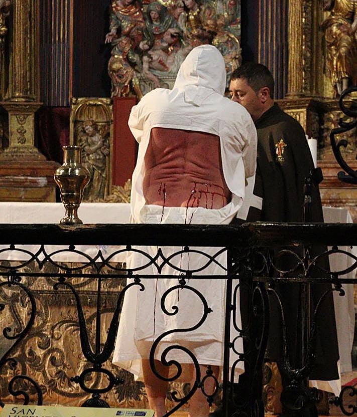 Imagen secundaria 2 - La penitencia se resguardó de la lluvia