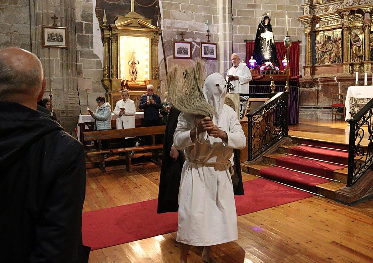 Imagen secundaria 1 - La penitencia se resguardó de la lluvia