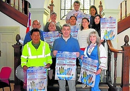 Representantes de distintas nacionalidades presentes en Calahorra, con el concejal David Antoñanzas.