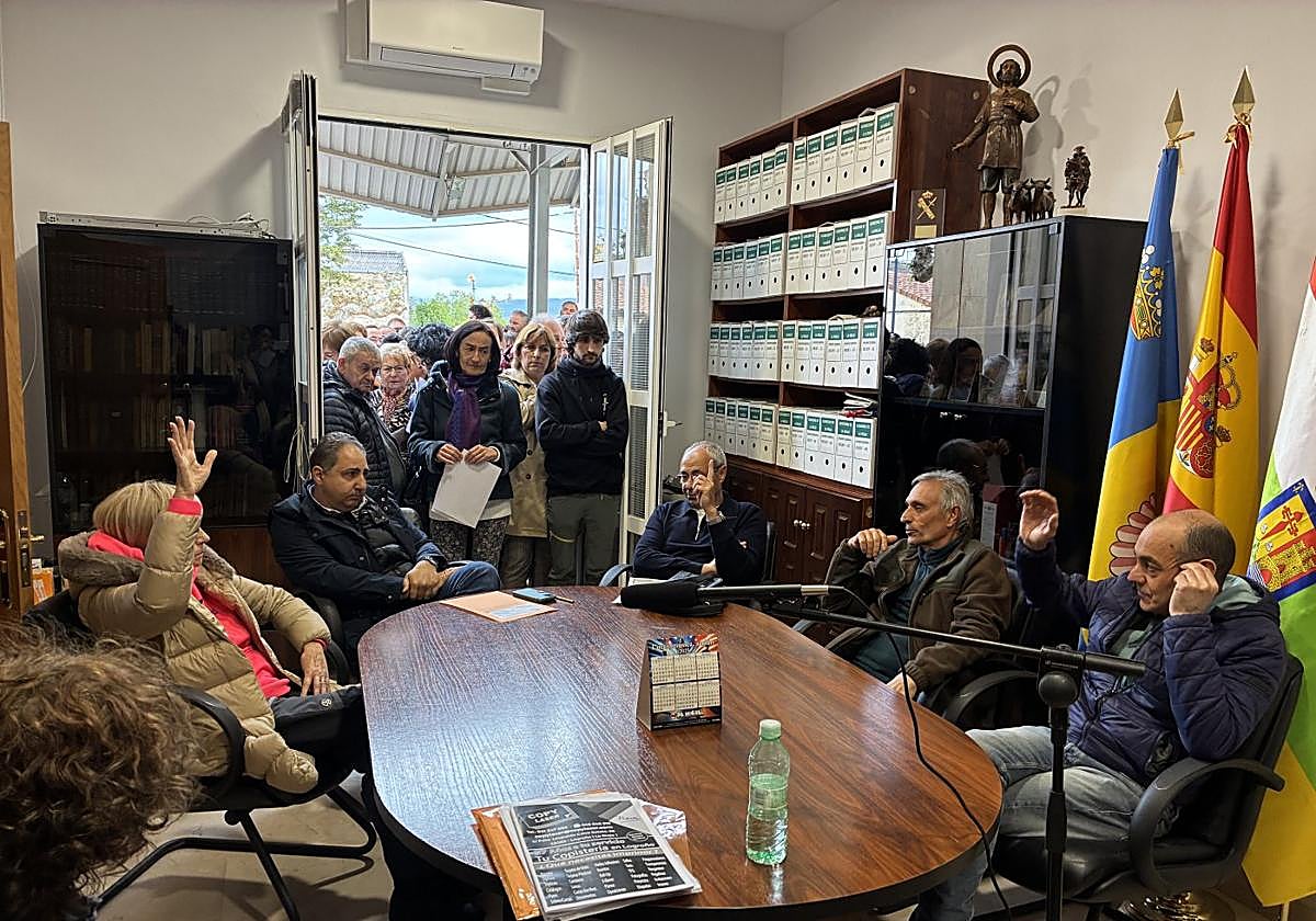 Alcaldesa y concejales votaban ante la mirada de los vecinos.