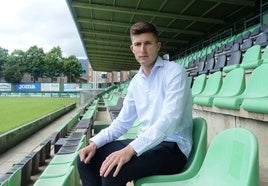 Matías Lizarazu posa en las gradas del viejo Las Llanas de Sestao.