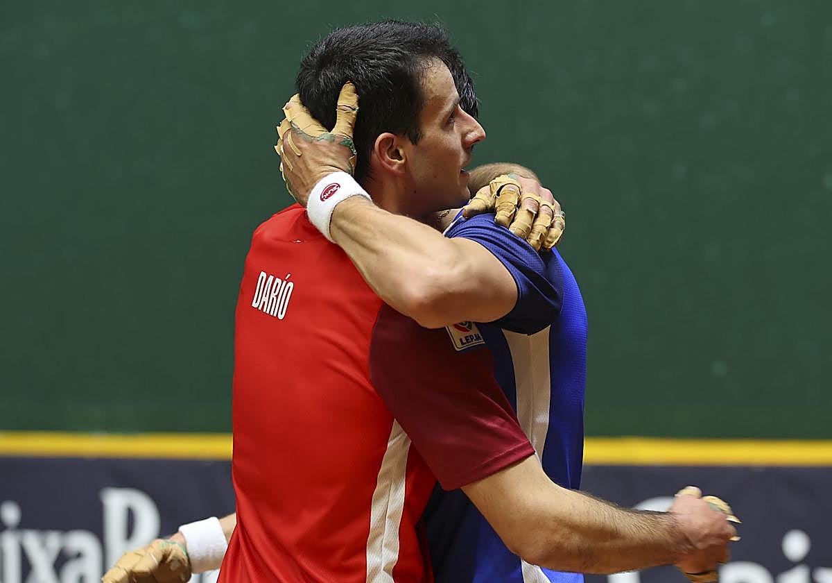 Darío y Zabala se abrazan tras terminar su partido en Vitoria, el pasado mes.