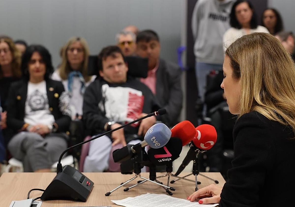 Susana Gutiérrez lee el manifiesto del Cermi La Rioja.