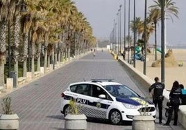 Policía Local en el paseo Marítimo de Valencia.