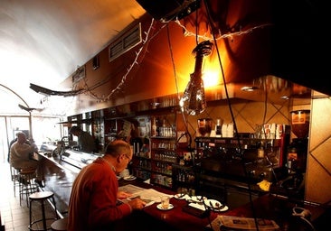 Un bar de Logroño en penumbra tras el apagón del 28 de abril.