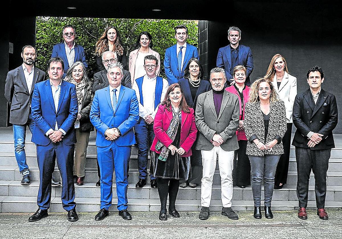 Premiados y autoridades académicas y políticas, durante la entrega de los reconocimientos.