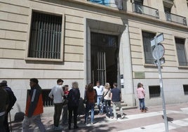 Los trabajadores, en la calle, el día del apagón.