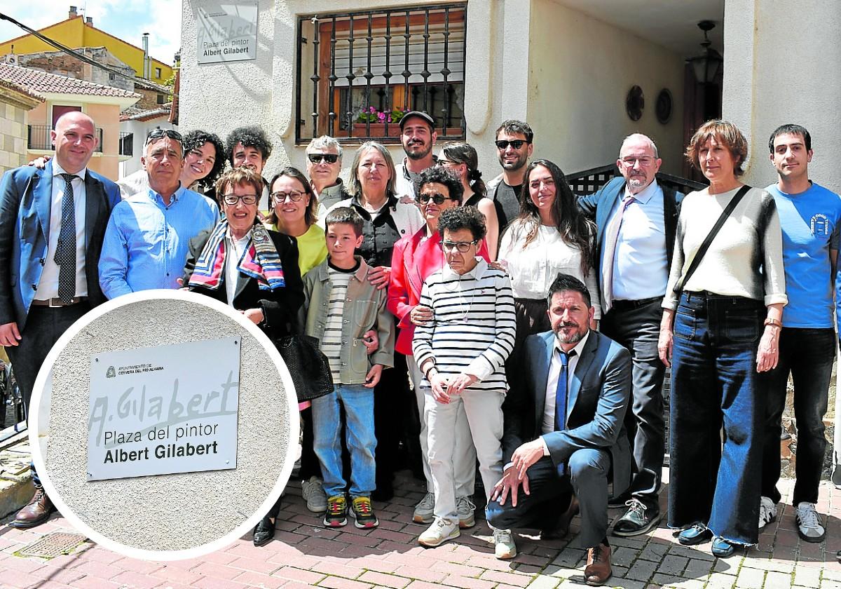 Plaza del pintor Albert Gilabert. Familia y autoridades junto a la nueva placa en reconocimiento al arista catalán, cerverano de adopción.
