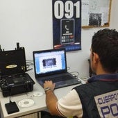 Un policía rastrea en busca de distribuidores de pornografía infantil, en una imagen de archivo.