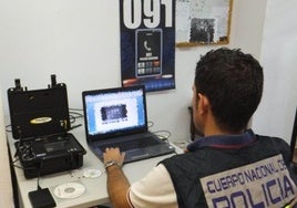 Un policía rastrea en busca de distribuidores de pornografía infantil, en una imagen de archivo.