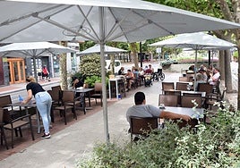 Terrazas en el bulevar de avenida de la Paz.