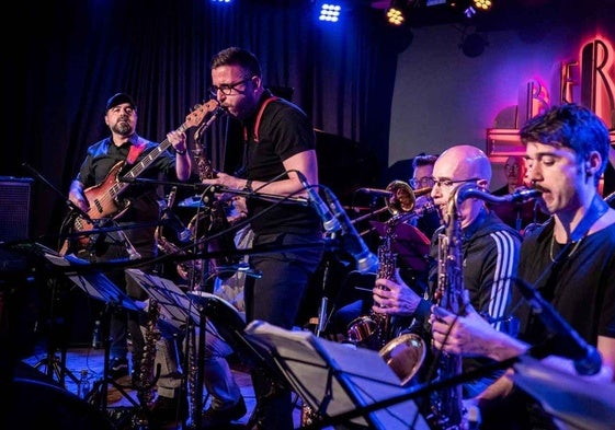 El bajista Tomás Merlo y el resto de músicos de la banda que rinde tributo a Jaco Pastorius.