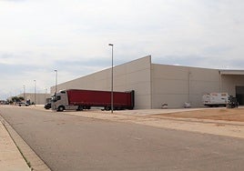 Imagen de camiones descargando en el parque La Maja, que acogerá la instalación del centro de datos.