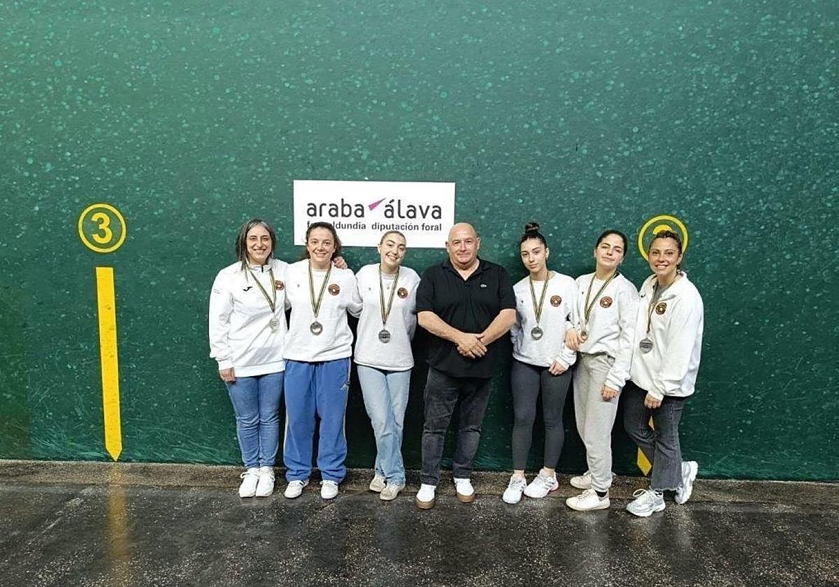 El presidente de la Riojana junto con algunas de las medallistas.