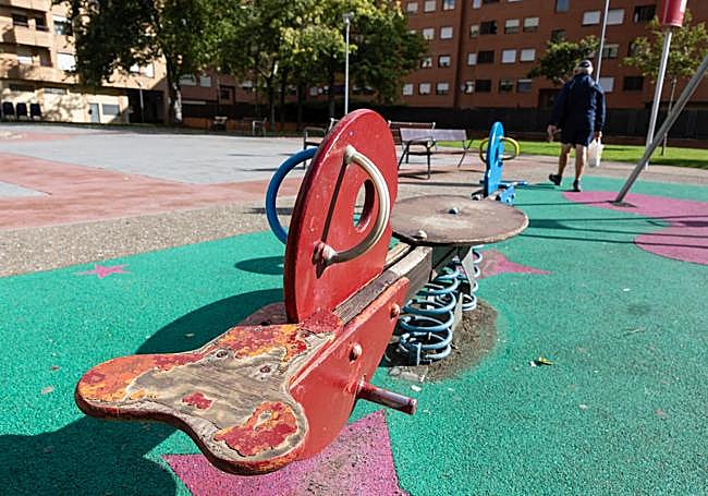 Detalle de la pintura desconchada en uno de los columpios.
