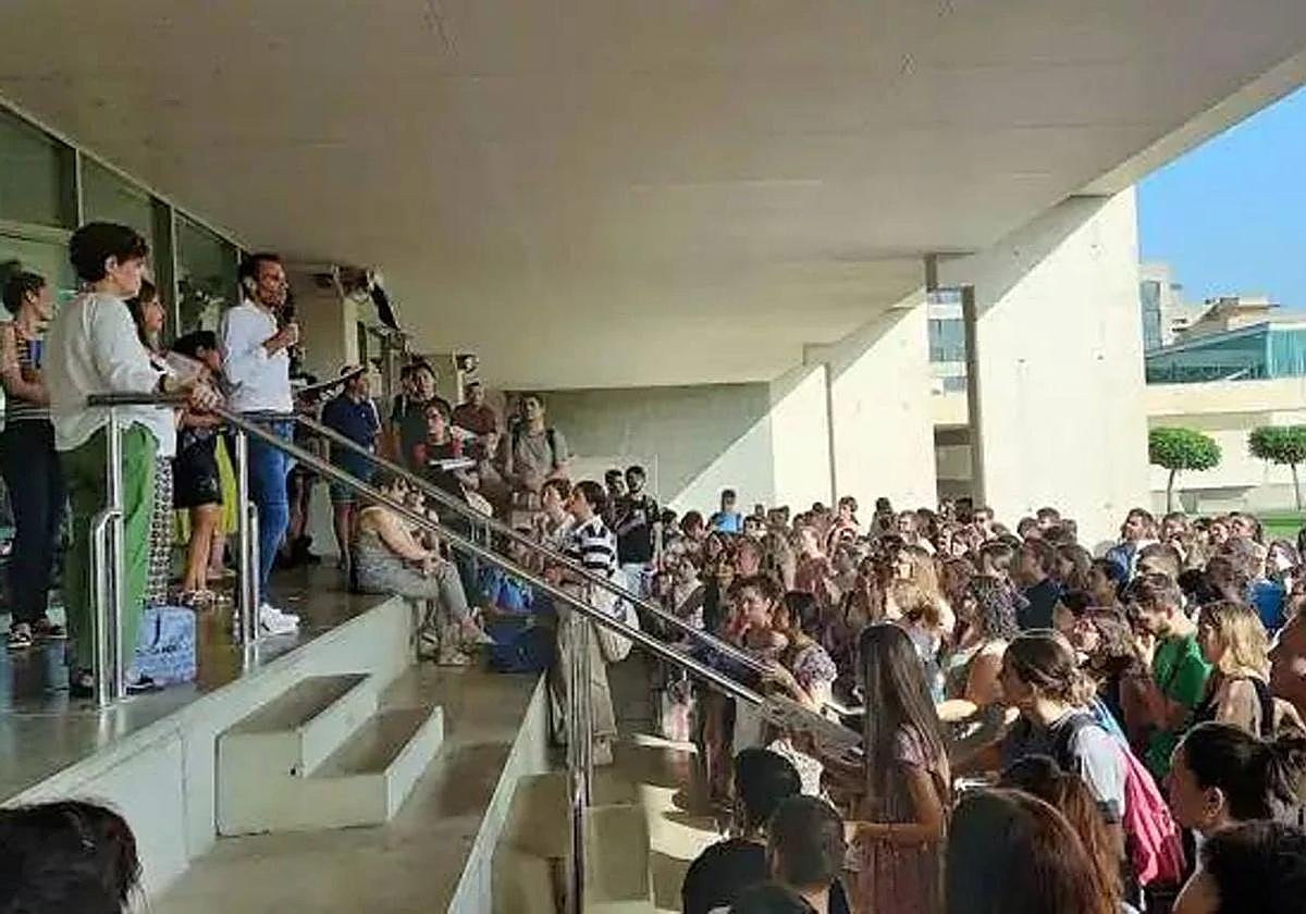 Aspirantes al cuerpo de maestros esperan para acceder a unas oposiciones.