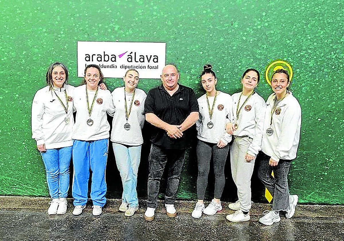 El presidente de la Riojana junto con algunas de las medallistas.