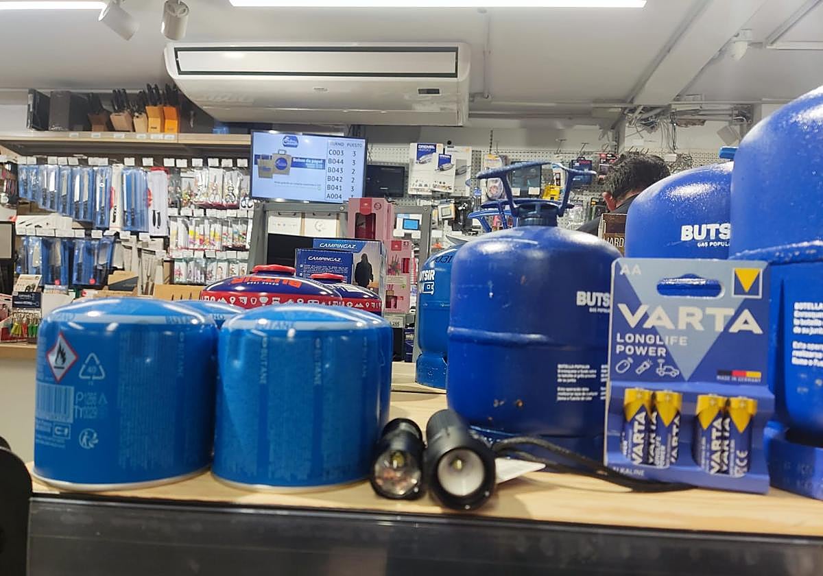 Linternas, pilas y otros productos, en Ferretería Casado, de Logroño.