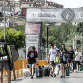 Jóvenes, cargados con maletas y mochilas, llegando al festival en una edición anterior.