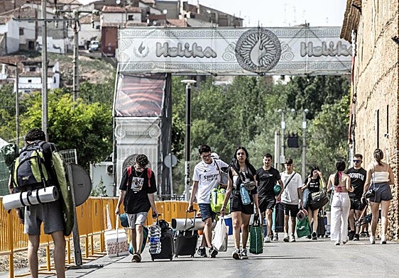 Jóvenes, cargados con maletas y mochilas, llegando al festival en una edición anterior.