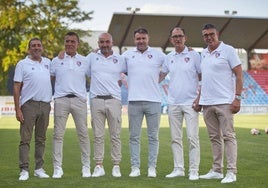 Tomás Lorente con la mayor parte de la directiva del Calahorra en la presentación del primer equipo en julio de 2024.
