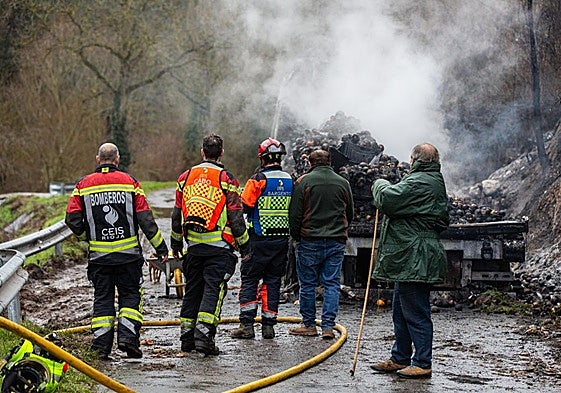 Bomberos del CEIS, en un trabajo de extinción.