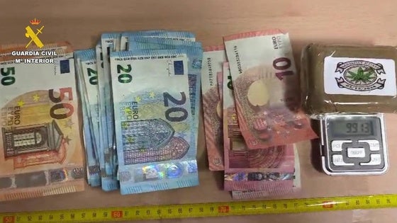 Dinero y droga incautada por la Guardia Civil.
