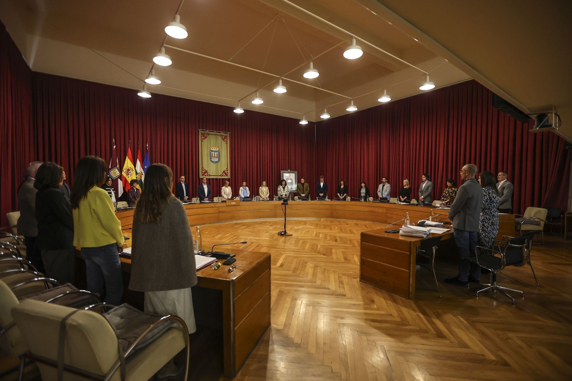 El Pleno de Logroño ha guardado un minuto de silencio por el reciente fallecimiento del exedil de Cs Antonio Fuertes.