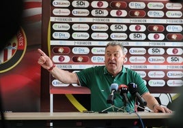 Carlos Pouso gesticula durante la rueda de prensa de este jueves.