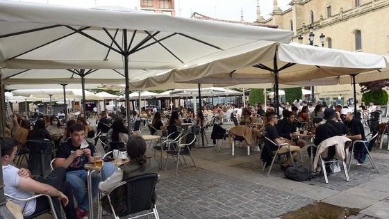 Terrazas en la plaza del Mercado durante la pandemia, a raíz de la cual la actividad no deja de acumular denuncias y quejas ciudadanas.
