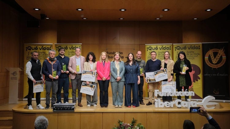 Los premiados en el concurso con Noemí Manzanos (Gobierno de La Rioja), María Cadarso (Ibercaja) y Clara Espinosa (Aceite de La Rioja).